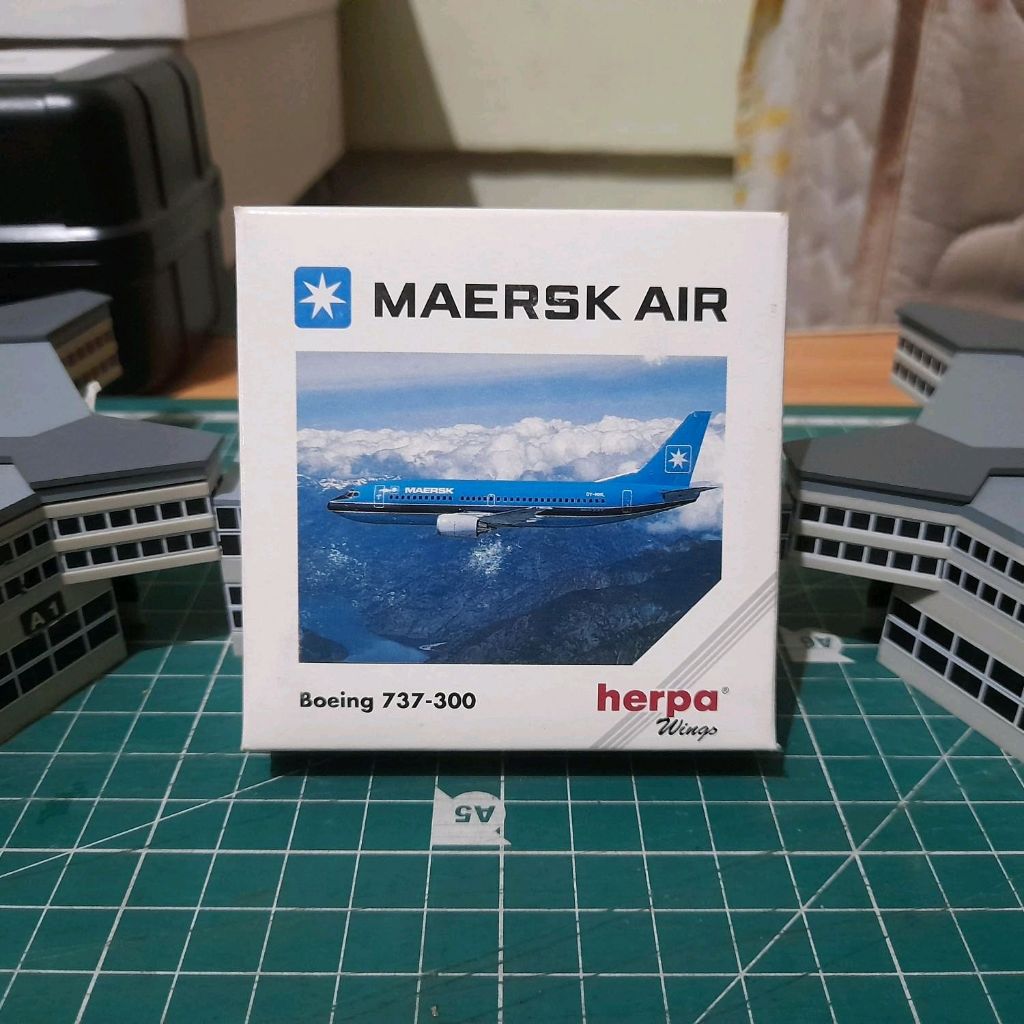 Herpa Wings skala 1:500 - Boeing 737-300 ksreaM Airlines (HWP03)