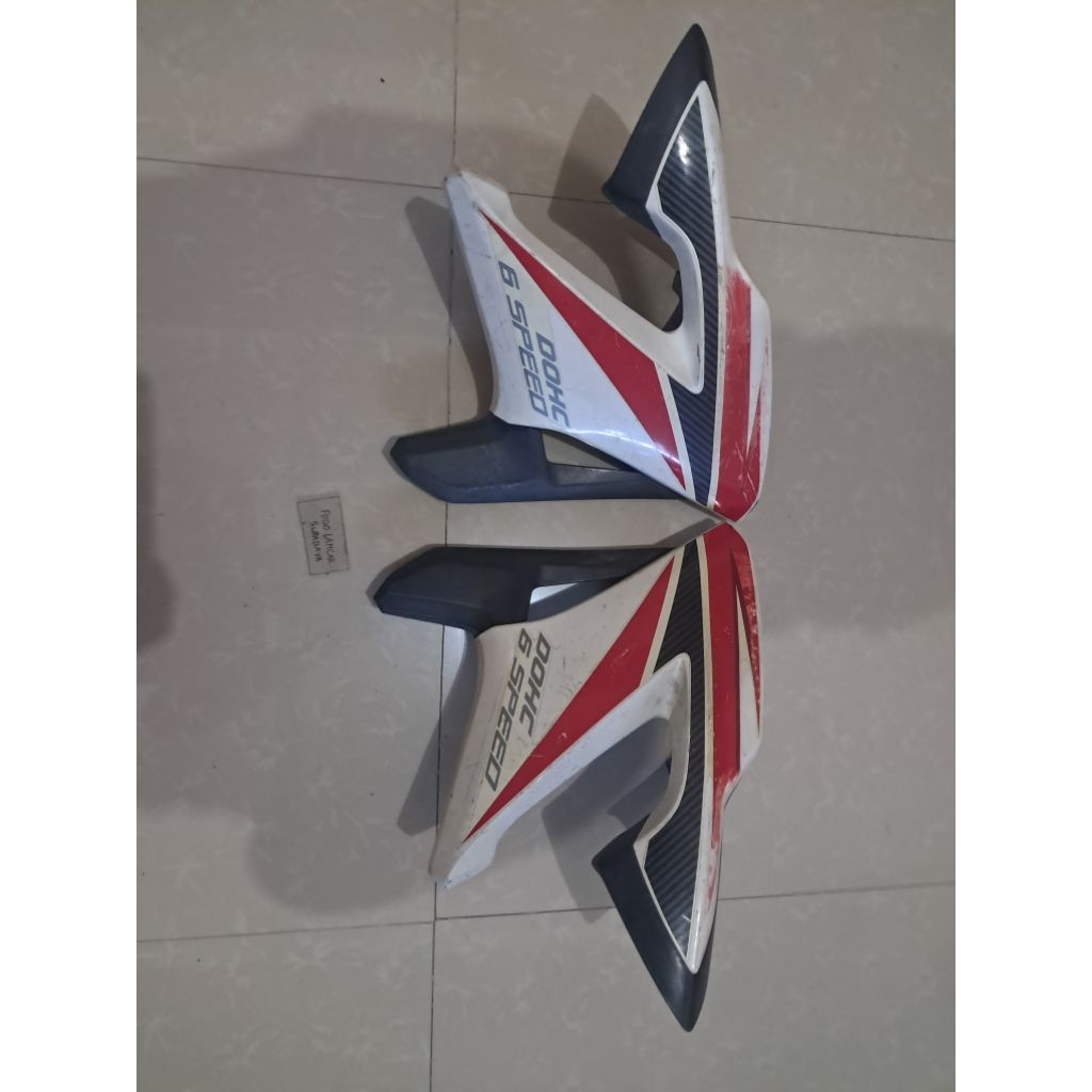 sayap shroud cb 150R old original putih list merah
