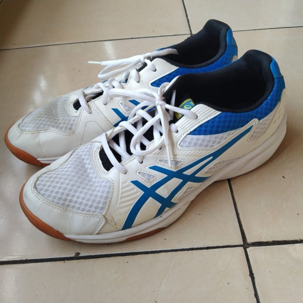 Sepatu tenis asics