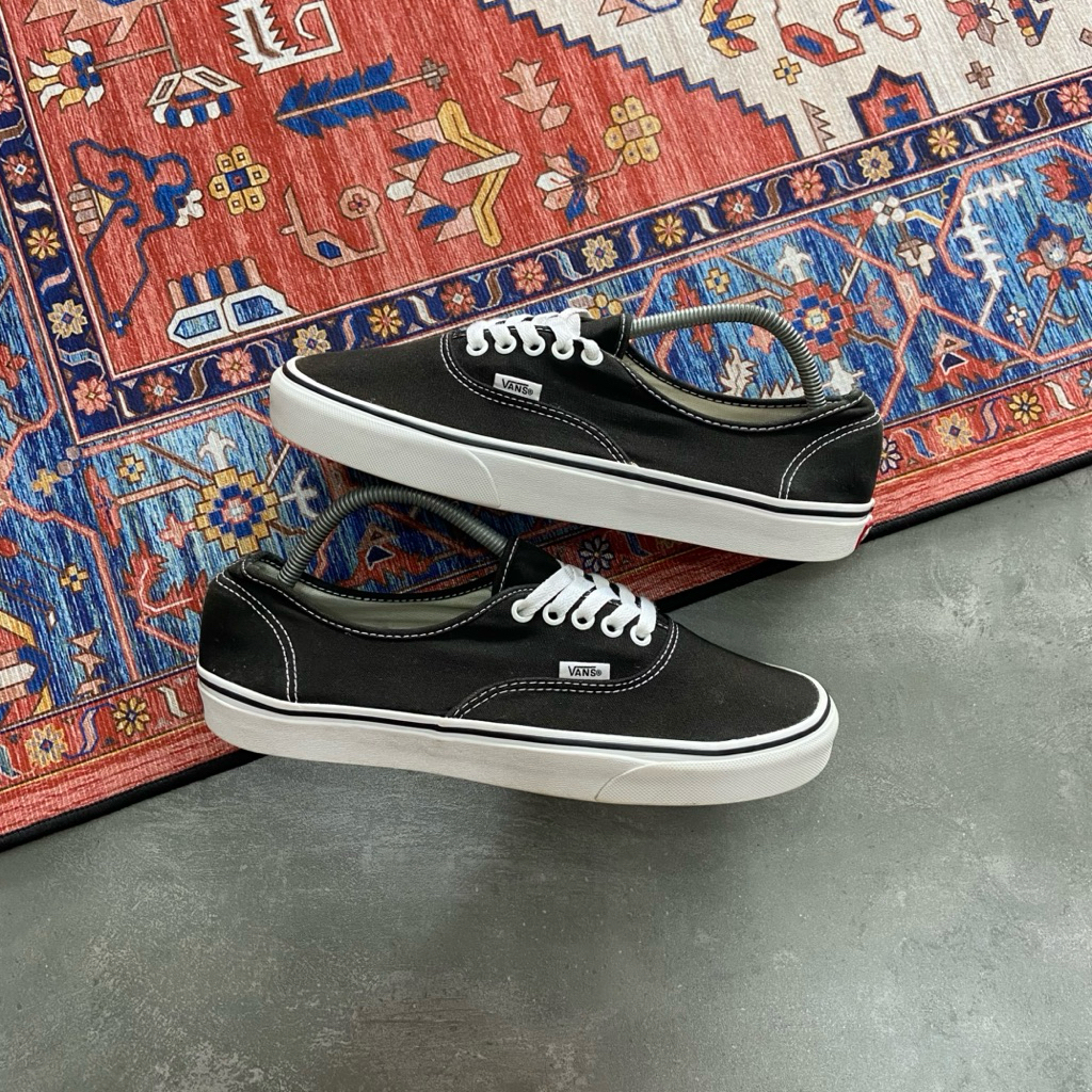 [Size 43] Vans Authentic Classic Black White Second Original Kondisi Mulus No Minus. Harga Baru nya 