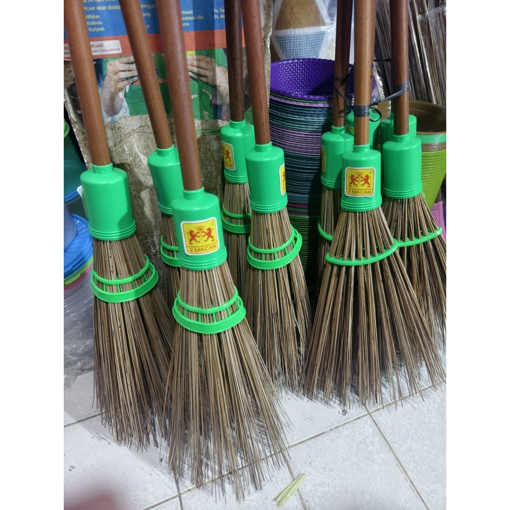 sapu lidi 2macan /sapu taman 2macan