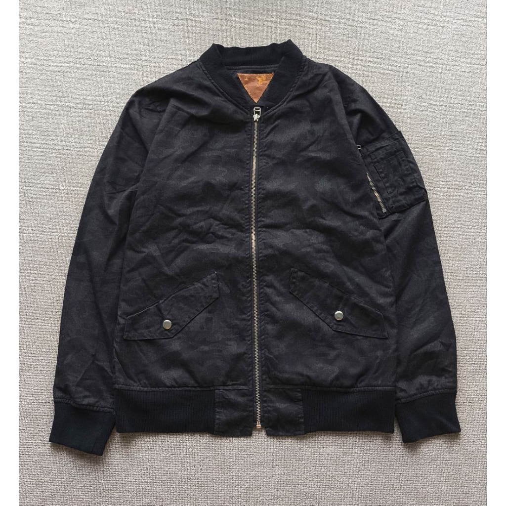 BOMBER JACKET MOTIF CAMO HITAM SZ M-L