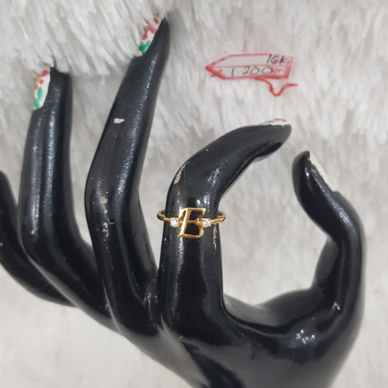 CP948F205F Cincin model inisial nama huruf E permata emas kuning 1.200gr 16k