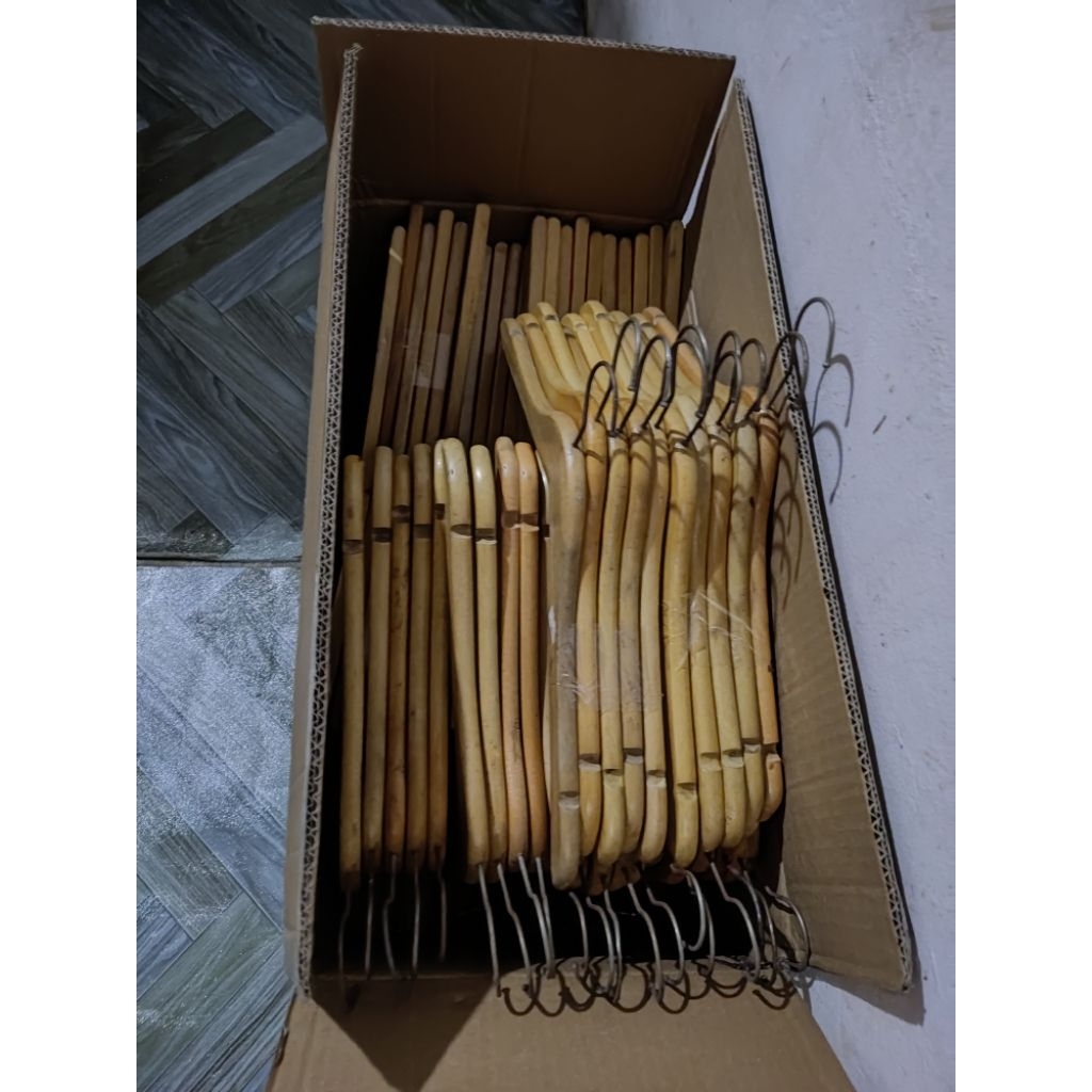 Hanger Kayu Bekas