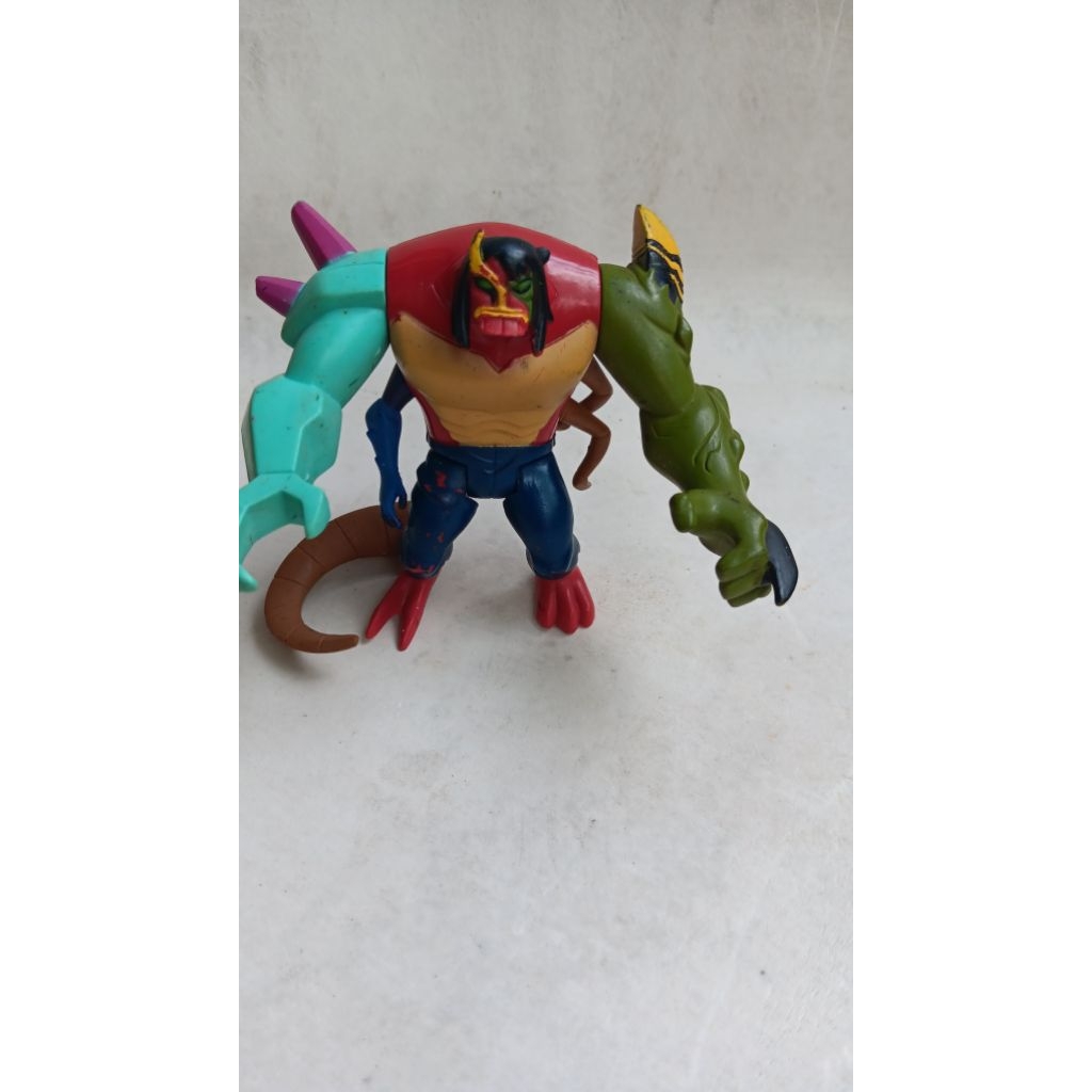 Aksi Figur Ben 10 Ultimate Kevin. Preloved