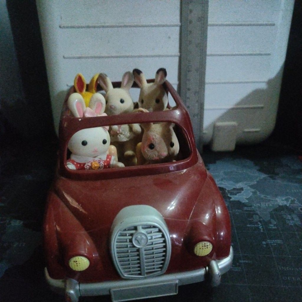 Figur keluarga silvanian dan mobil berlibur