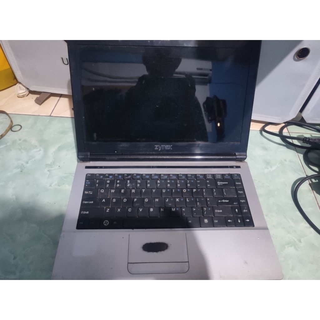 Laptop ZYREX Rusak