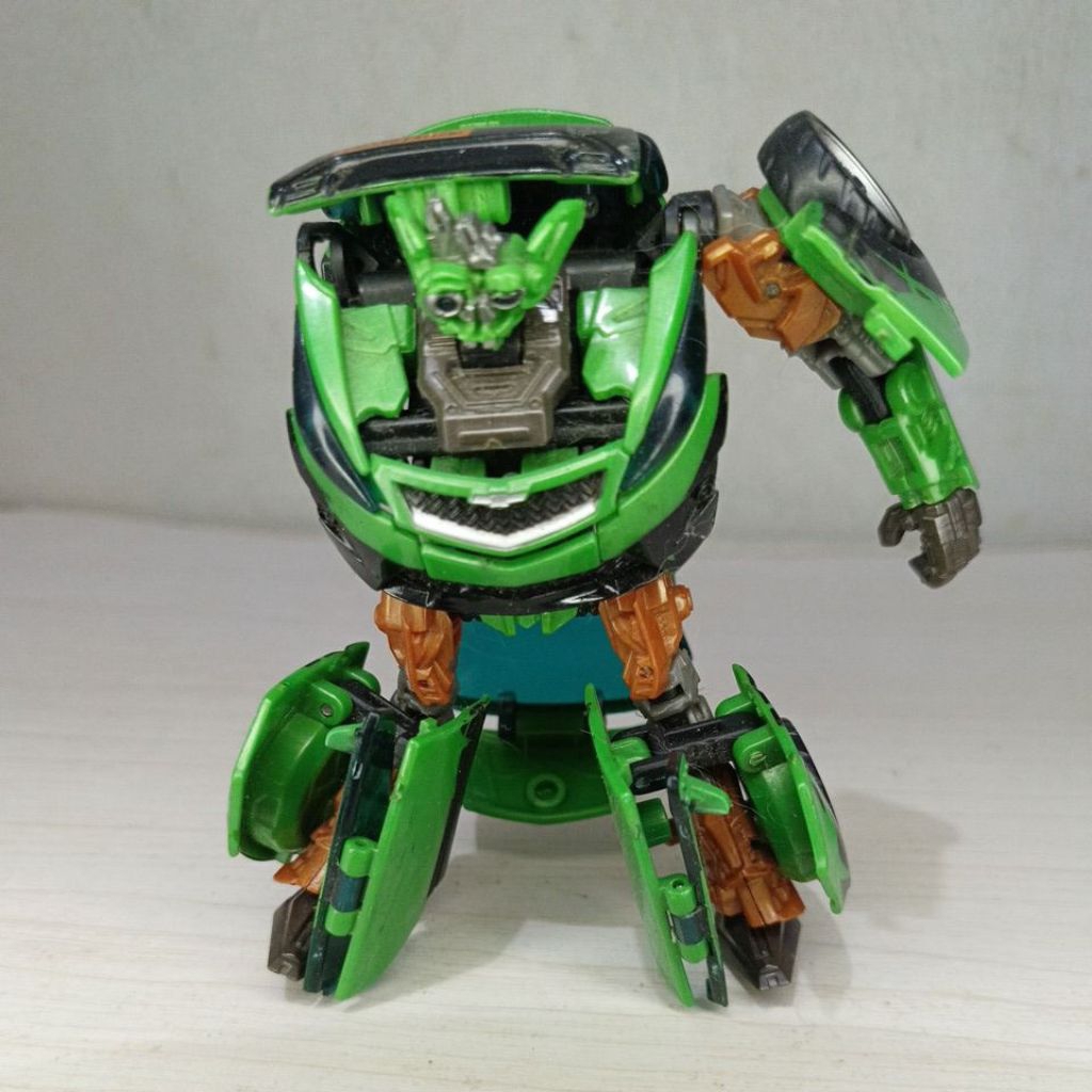 Transformers deluxe class Autobot Skids Hunt For The Deception