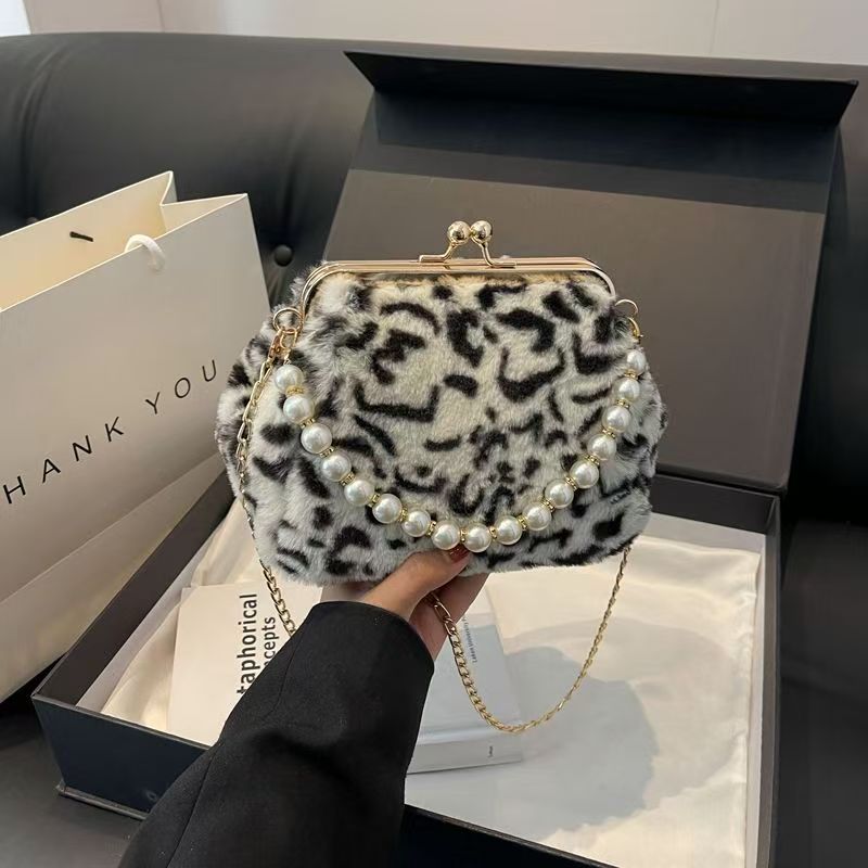 Tas wanita selempang dan jinjing bergaya kecil ala Chanel dengan rantai mutiara, berbulu, dan berpen