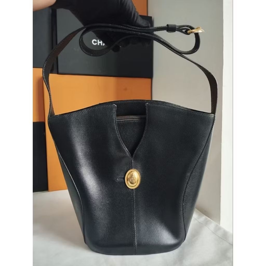 TAS VINTAGE CHRISTIAN DIOR BUCKET BAG BLACK LEATHER CD HARDWARE ORI