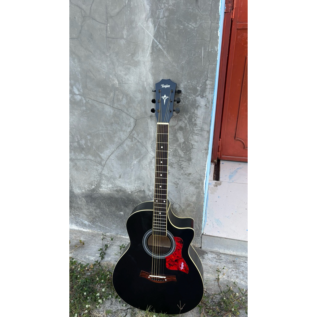 Gitar Akustik Taylor warna hitam dengan cover soundhole merah