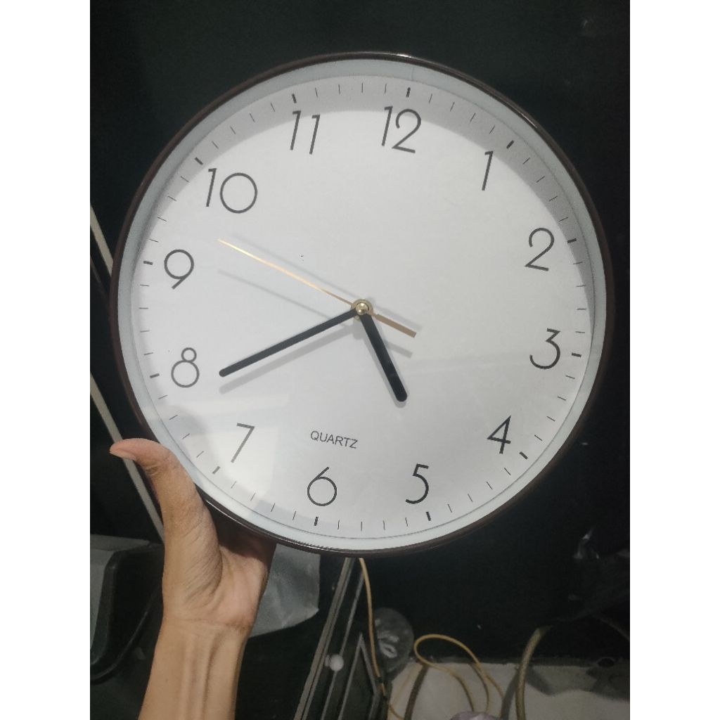 Jam dinding tanpa bunyi