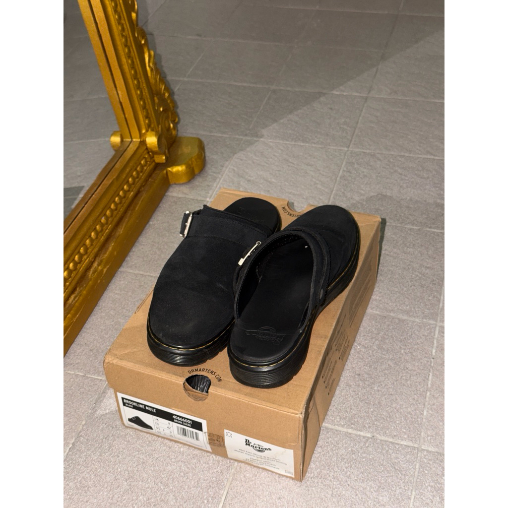 sendal docmart