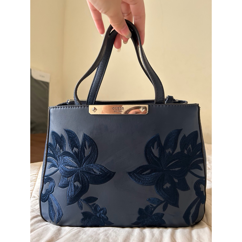 Tas Selempang Wanita Guess Paris - Model Black, Desain Elegan dan Praktis