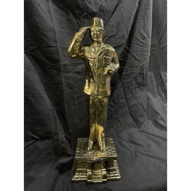 pajangan patung monumen sukarno warna kuning