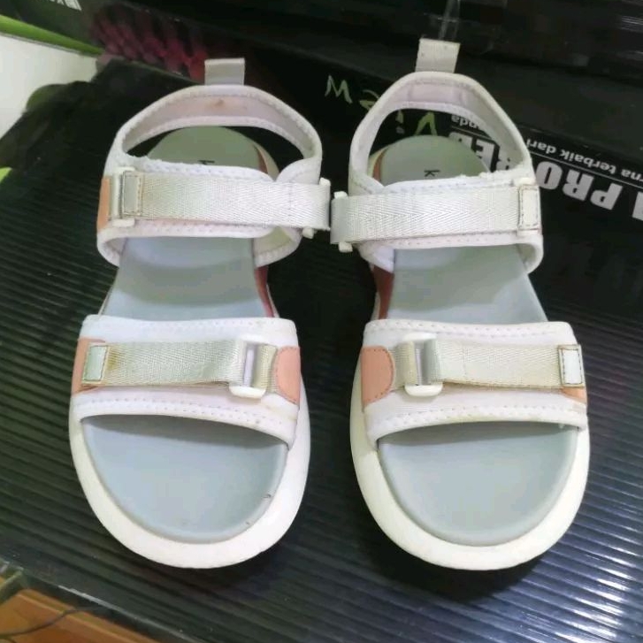 Sandal Kronikel Sallie nomor 38