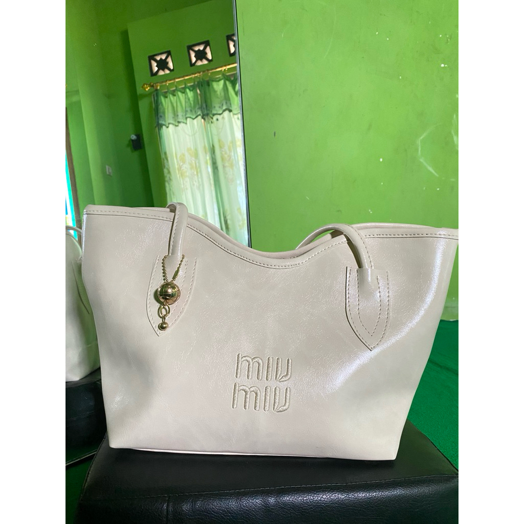 Tas Tote Wanita Miu Miu warna bw dengan tali tangan dan aksen gantungan