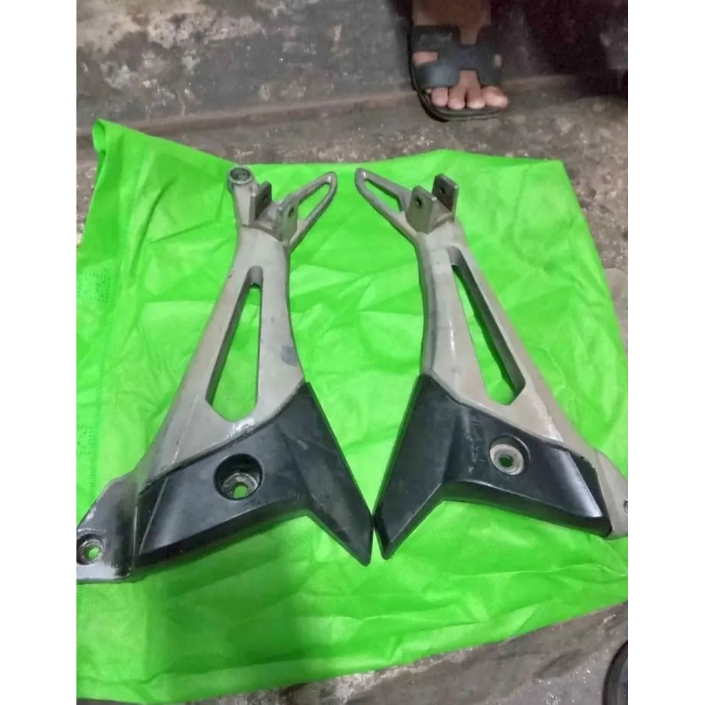 Footstep Bustep Belakang Pinjakan kaki Honda Supra X 125 2008 2009 2010 Seken Original Copotan