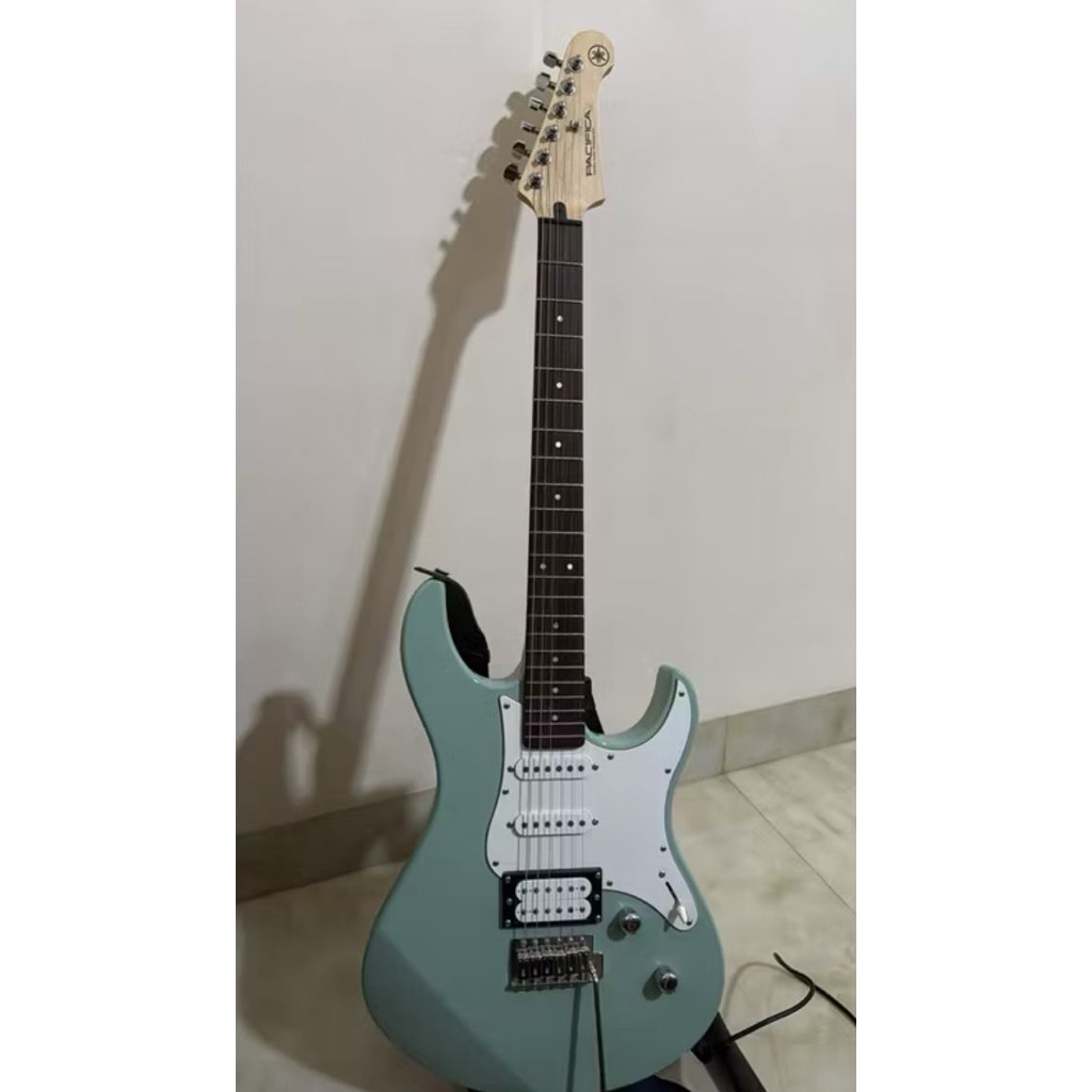 Gitar Yamaha pacifica 112v
