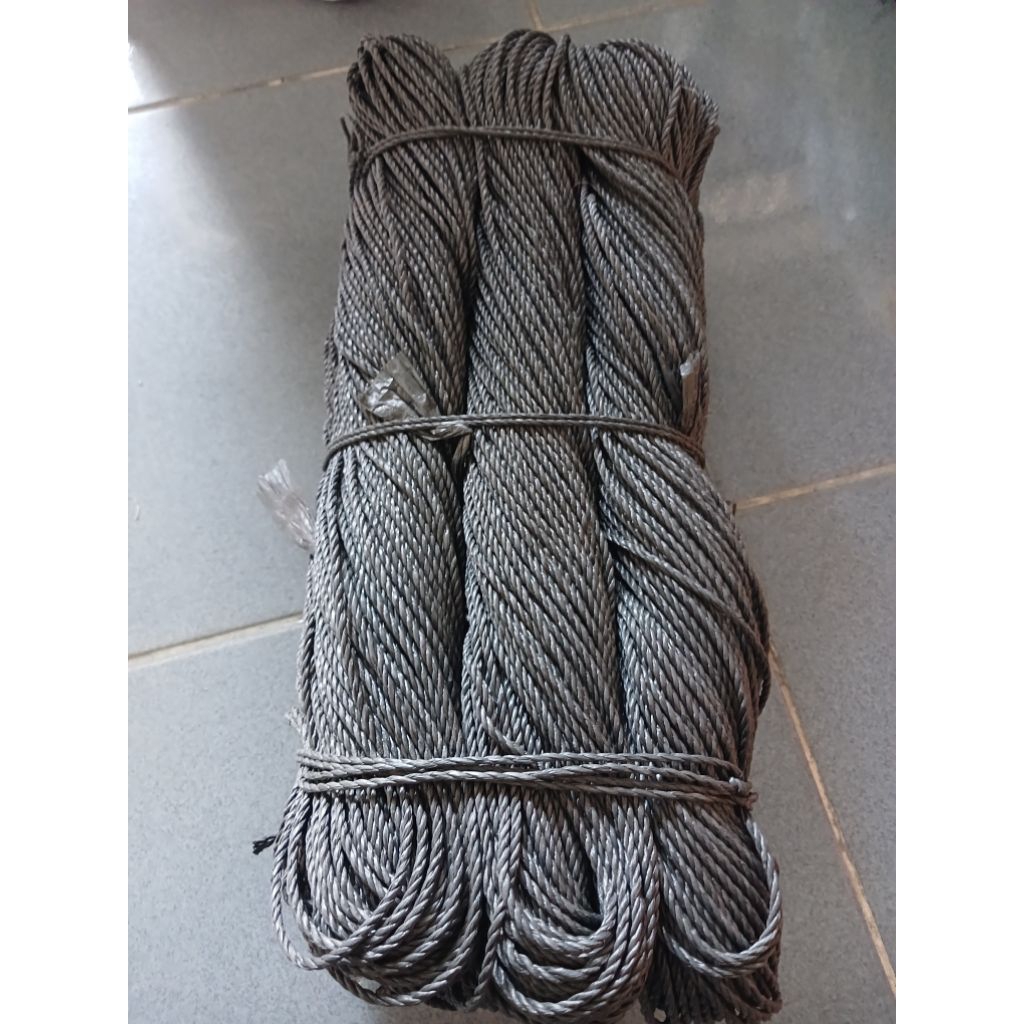 

Tali Tambang Rafia Hitam ukuran 1.5 mm (3 Ply)