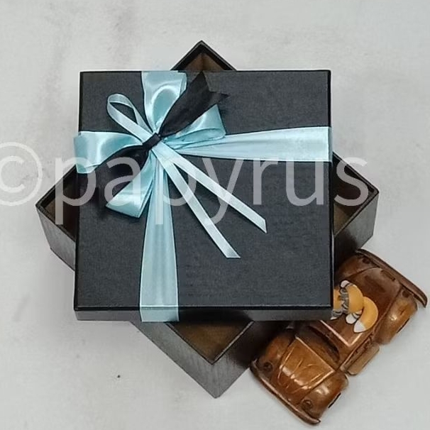 

PAPYRUS 17,5x17,5 Tinggi 5cm Kotak Kado Gift Box Hardbox Hampers Hadiah V2
