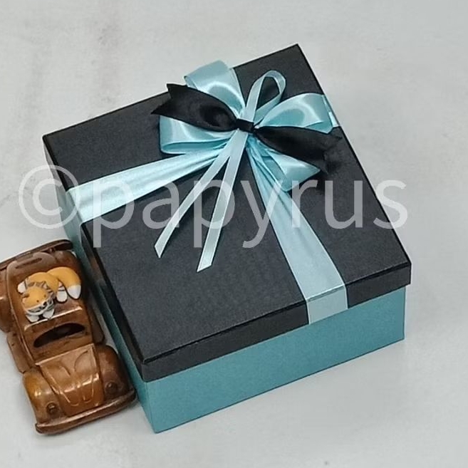 

PAPYRUS Kombinasi 17,5x17,5 Tinggi 10cm Kotak Kado Gift Box Hardbox Hampers Hadiah V2