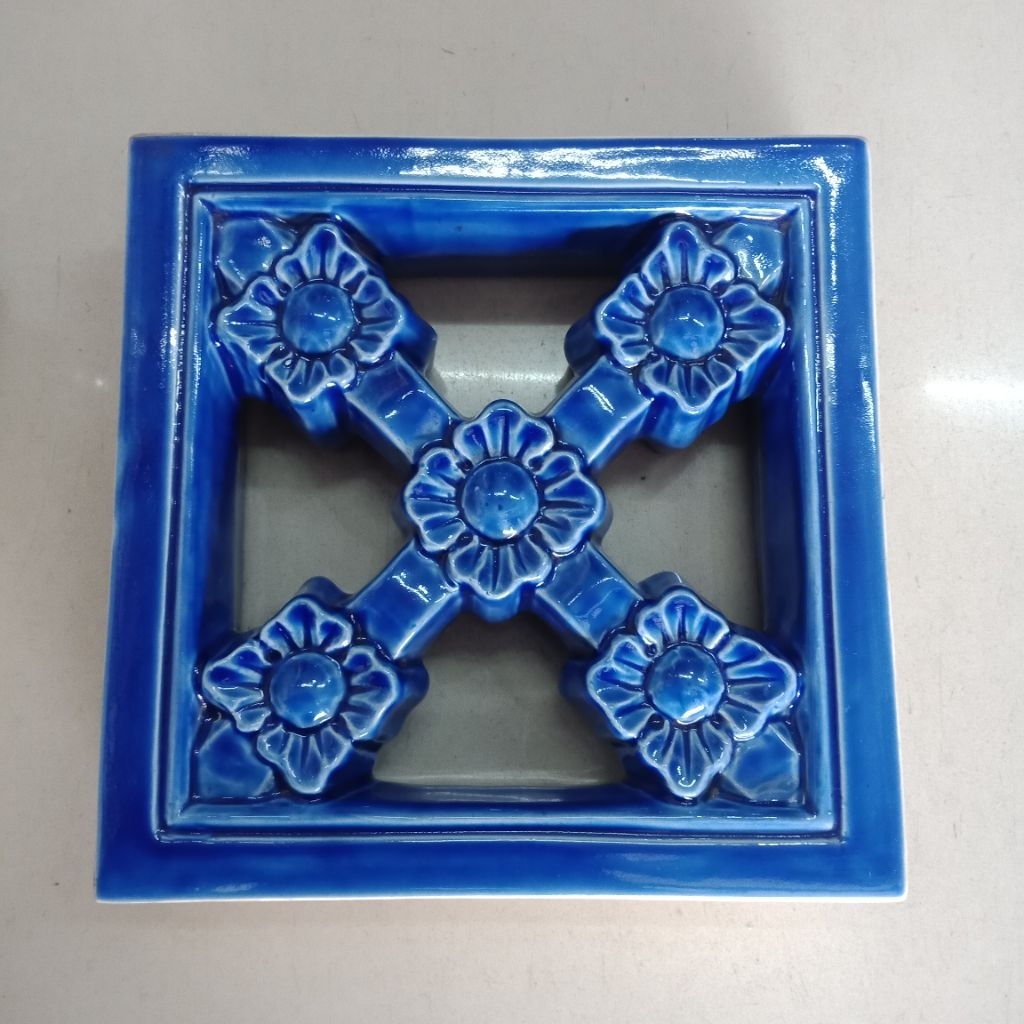 Roster Keramik Tradisional Biru 20x20cm/Lubang angin