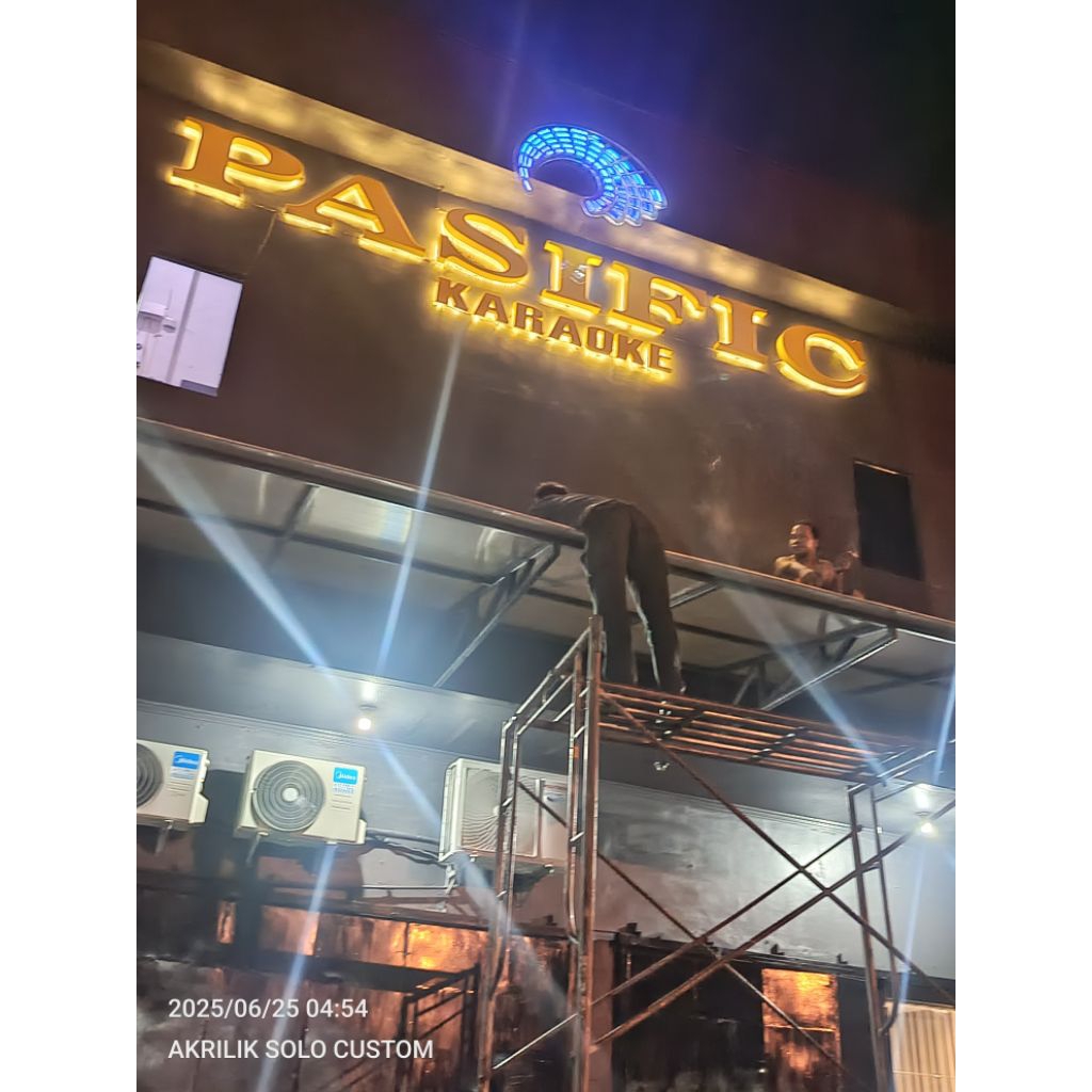 Huruf Timbul Akrilik Nyala