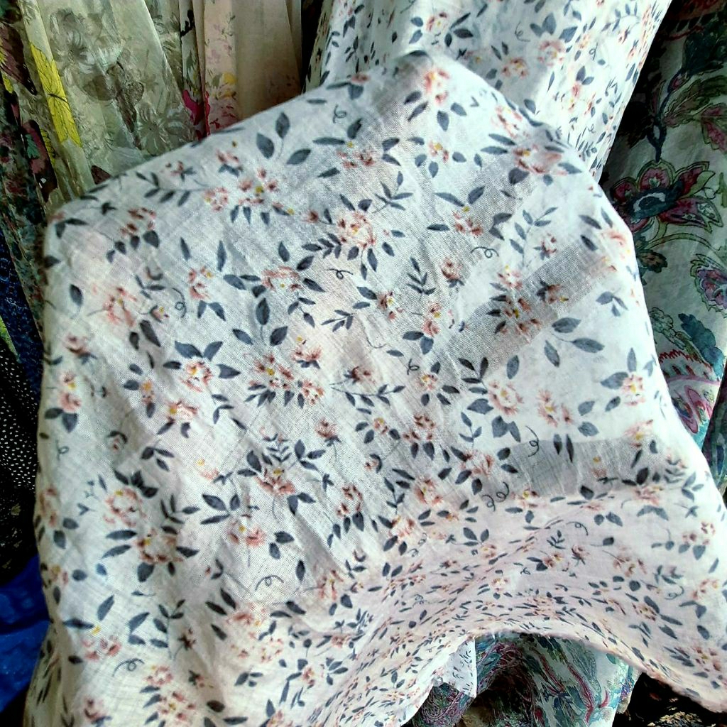 KAIN SILKY SEMI SUTRA PREMIUM MOTIF BUNGA KECIL- KAIN KATUN SILKY MOTIF BUNGA KECIL - KAIN MOTIF BUN