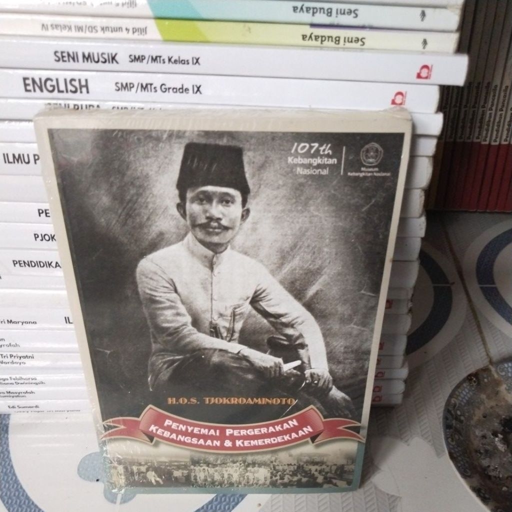 BUKU BIOGRFI H O S TJOKROAMINOTO PENYEMAI PERGERAKAN KEBANGSAAN& KEMERDEKAAN ( ORIHINAL)