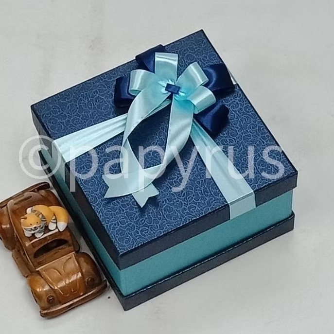 

PAPYRUS Sandwich 17,5x17,5 Tinggi 10cm Kotak Kado Gift Box Hardbox Hampers Hadiah V3