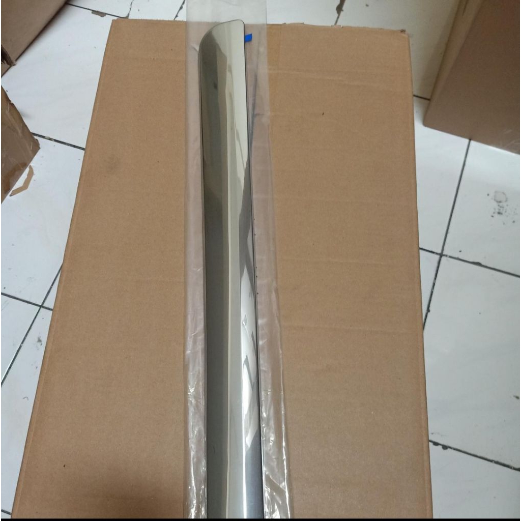 List Side Body Moulding Pintu Belakang Innova Reborn Original