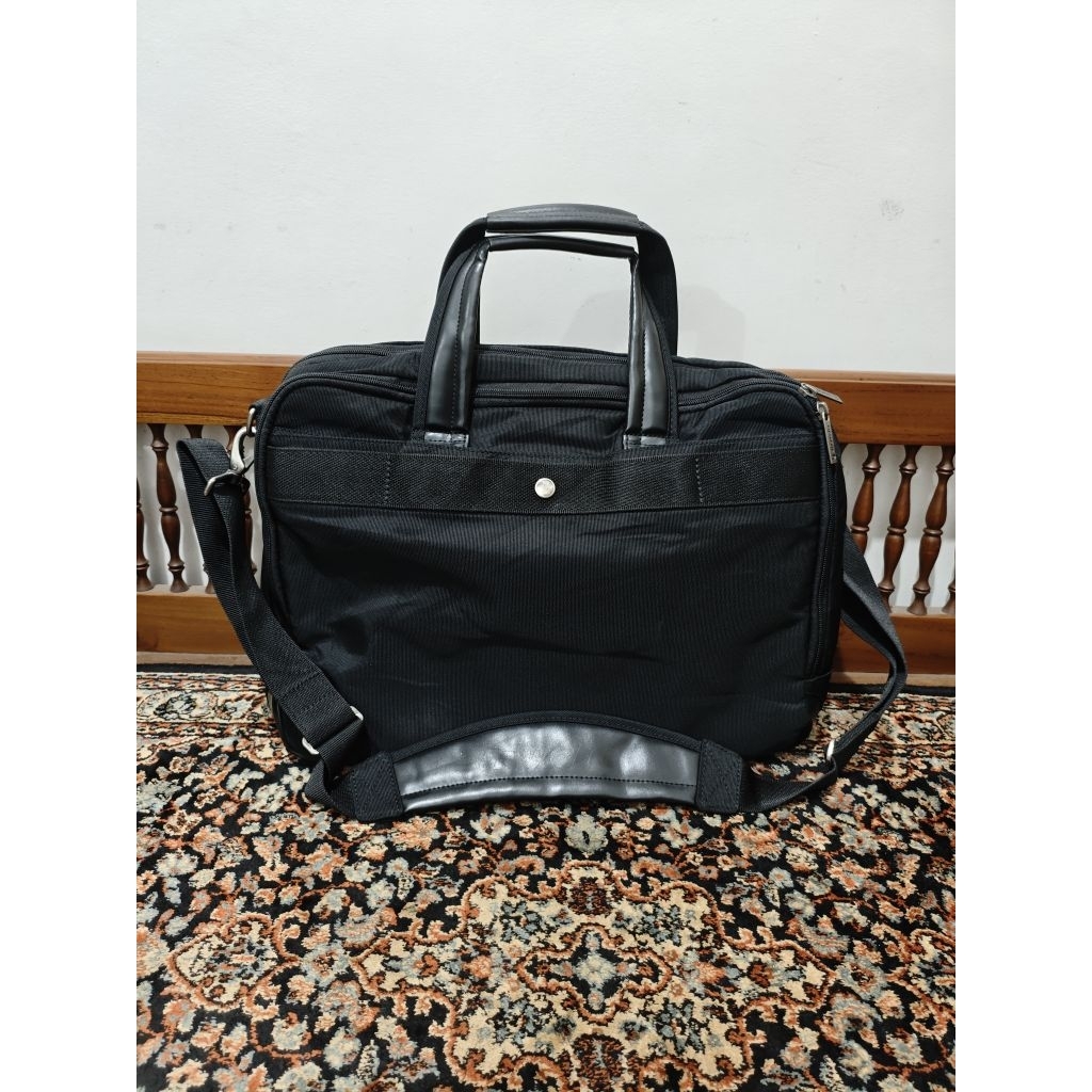 Tas duffle bag invicta hitam