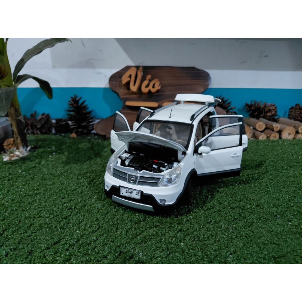 Diecast Miniatur Nissan Livina XGear putih skala 1:18