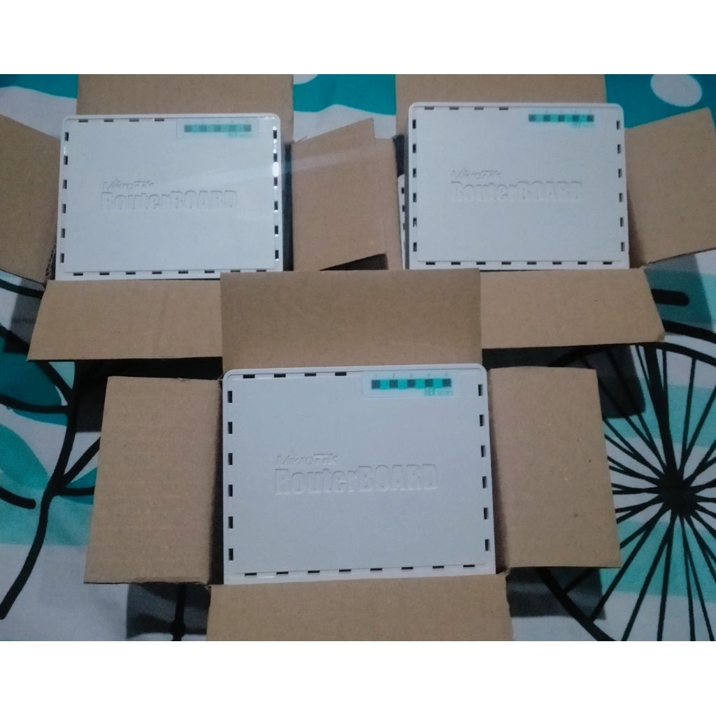 Mikrotik rb750gr3 MULUS SEPERTI BARU + ADAPTOR , rb750gr3