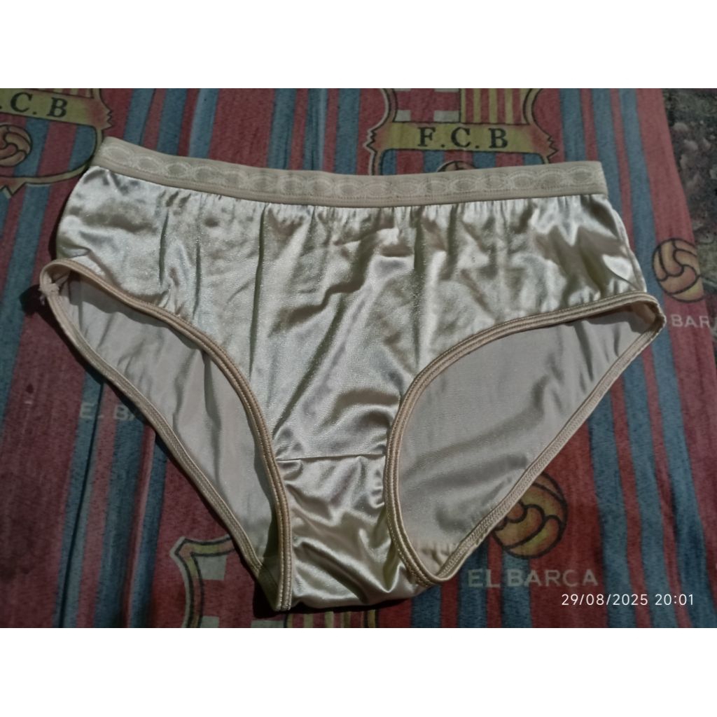 CD wanita L-XL satin licin.