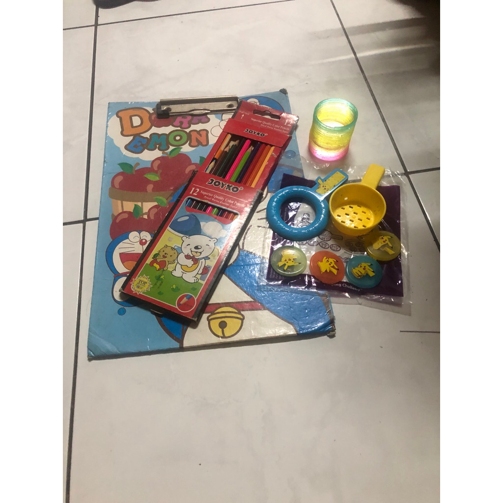 

papan ujian , pensil warna, mainan mc donald