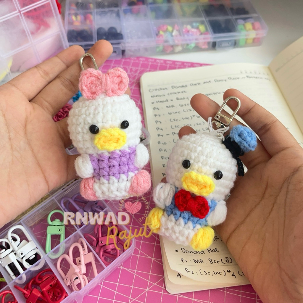 Tumblergrafik Amigurumi Donald Duck & Daisy Gantungan Kunci Couple Donald Duck & Daisy