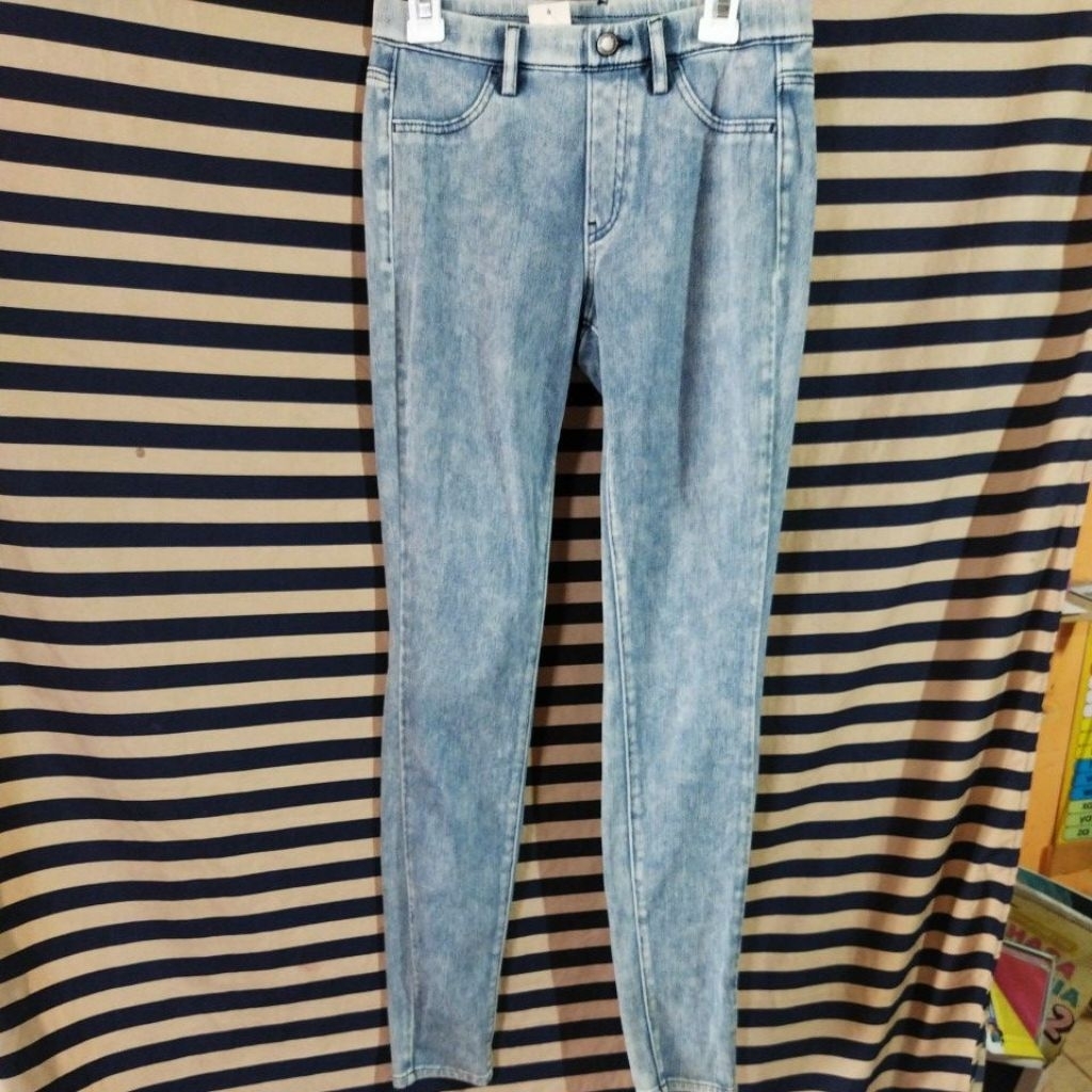 uniqlo biru putih levis