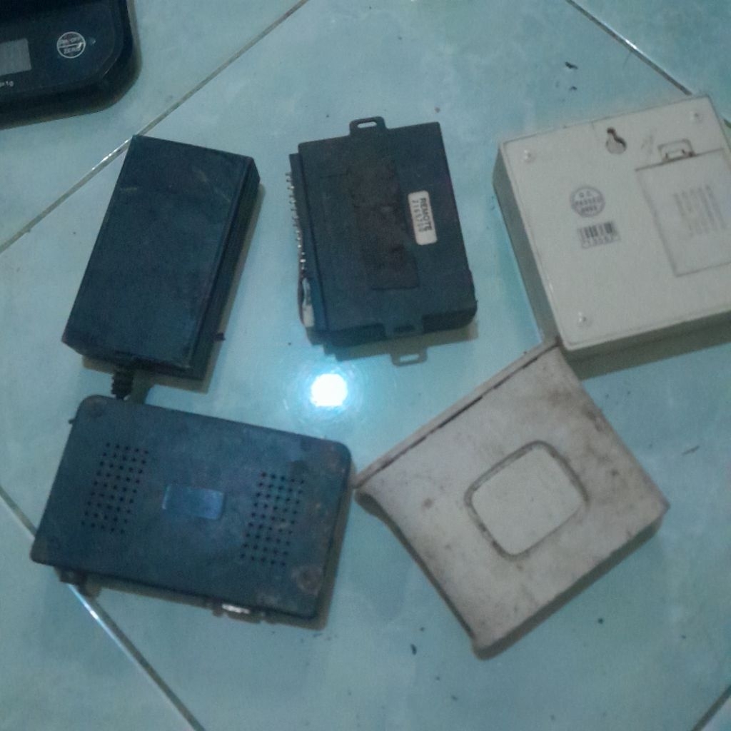 

lot 5 pcs barang sesuai foto jual rusak cocok buat bahan experimen