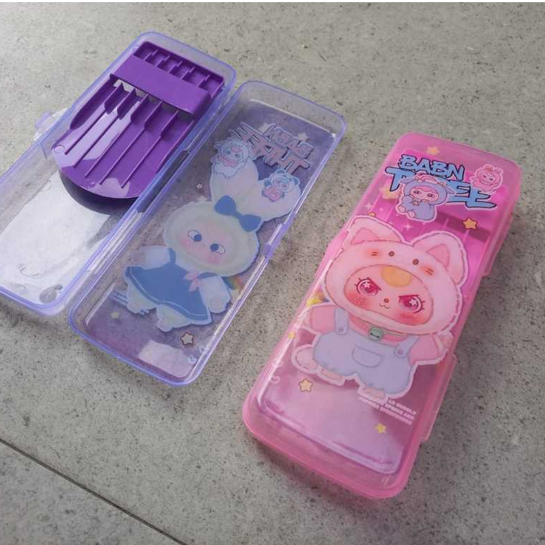 

Kotak Pensil Mika Babn Three Pencil Case Mika Transparant Vis-1 Karakter Lucu