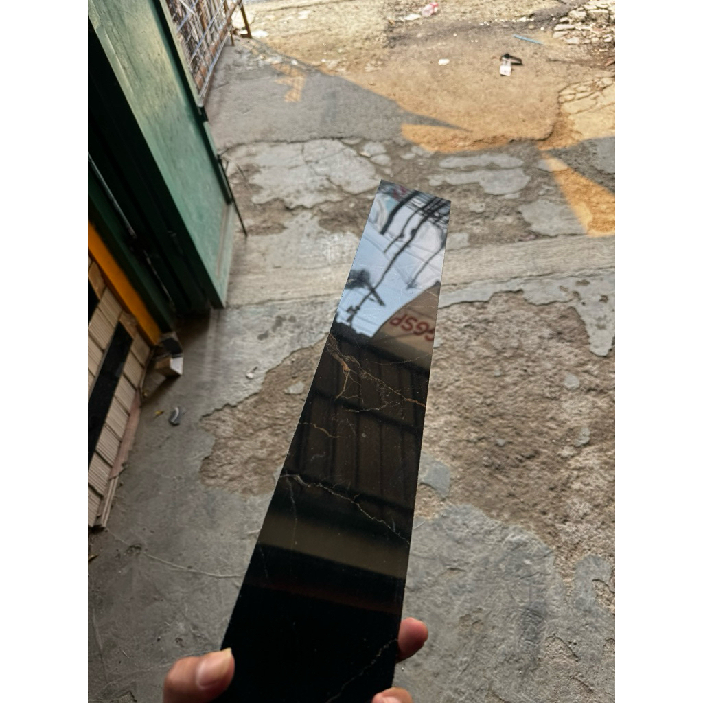 plin granit hitam motif marmer 10x60