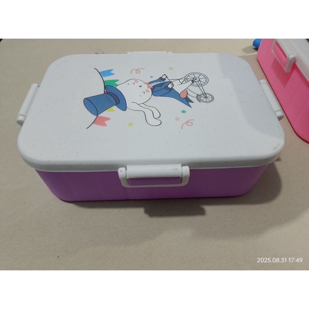 Kotak Makan Sekat 3 plus Garpu sendok/Kotak Nasi Bekal