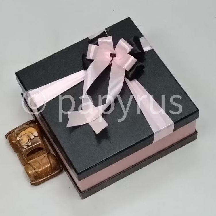 

PAPYRUS Sandwich 25x25 Tinggi 10cm Kotak Kado Gift Box Hardbox Hampers Hadiah V1