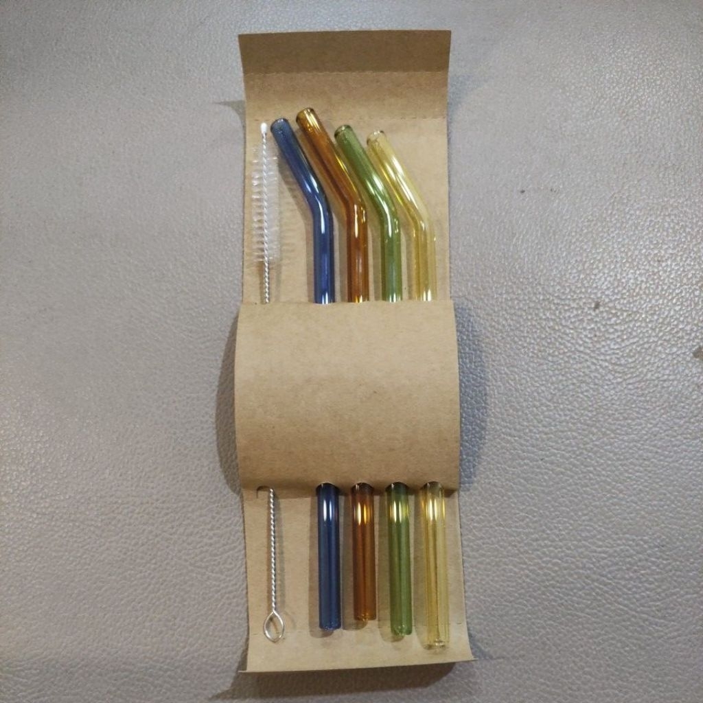 Sedotan kaca warna warni estetik