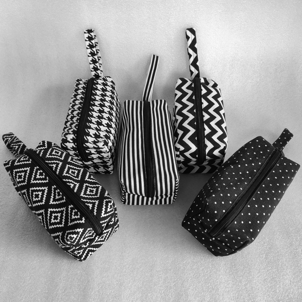 

Pouch kanvas kotak pouch geometris pouch tempat pensil hitam putih