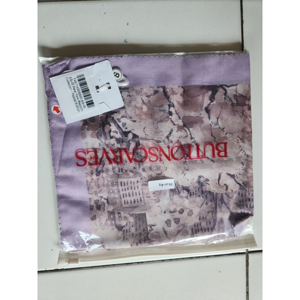 Buttonscarves - As is Newyork Collector (No Box)