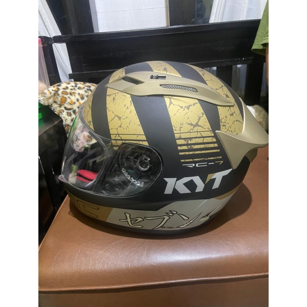 (Preloved) KYT RC SEVEN FULL FACE HELM KYT RC 7 MOTIF RC7 SERIES #17 BLACK DOFF GOLD