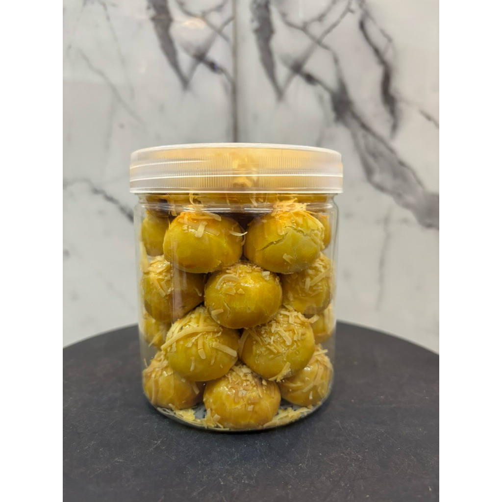 

Snackkings Kue Nastar Keju Bold Spesial Keju Home Made Asli Manis isi selai nanas segar lembut Kemasan Toples 600ML