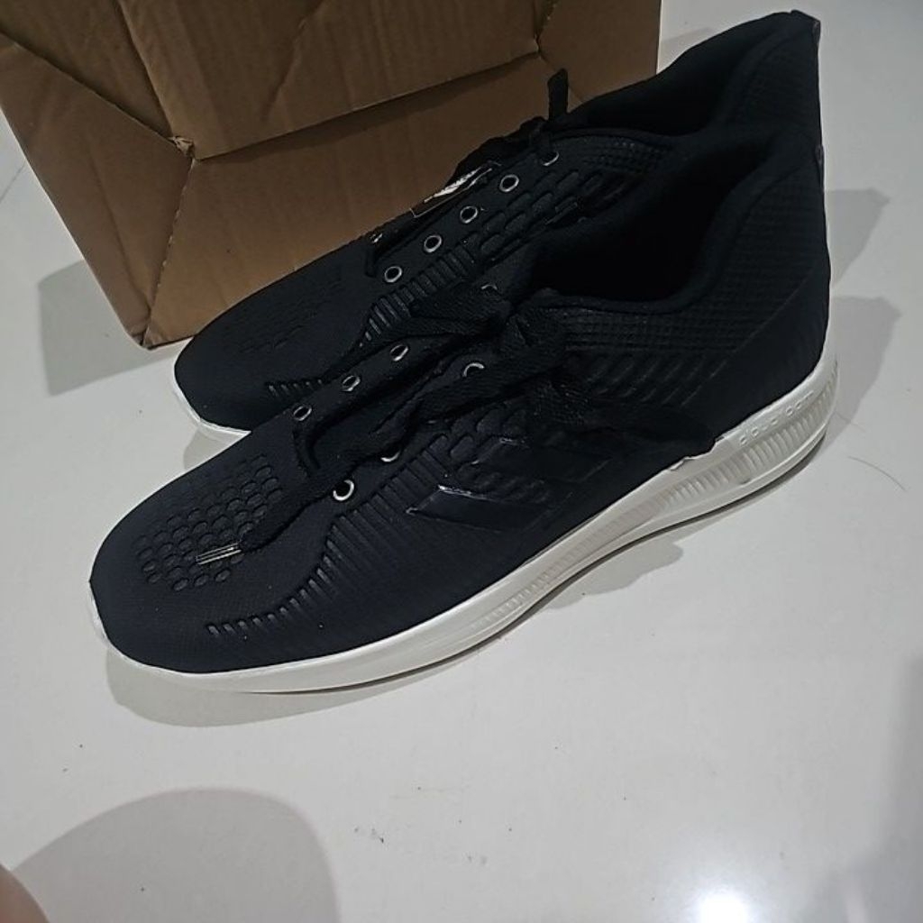 sepatu hitam list bwh putih size 45
